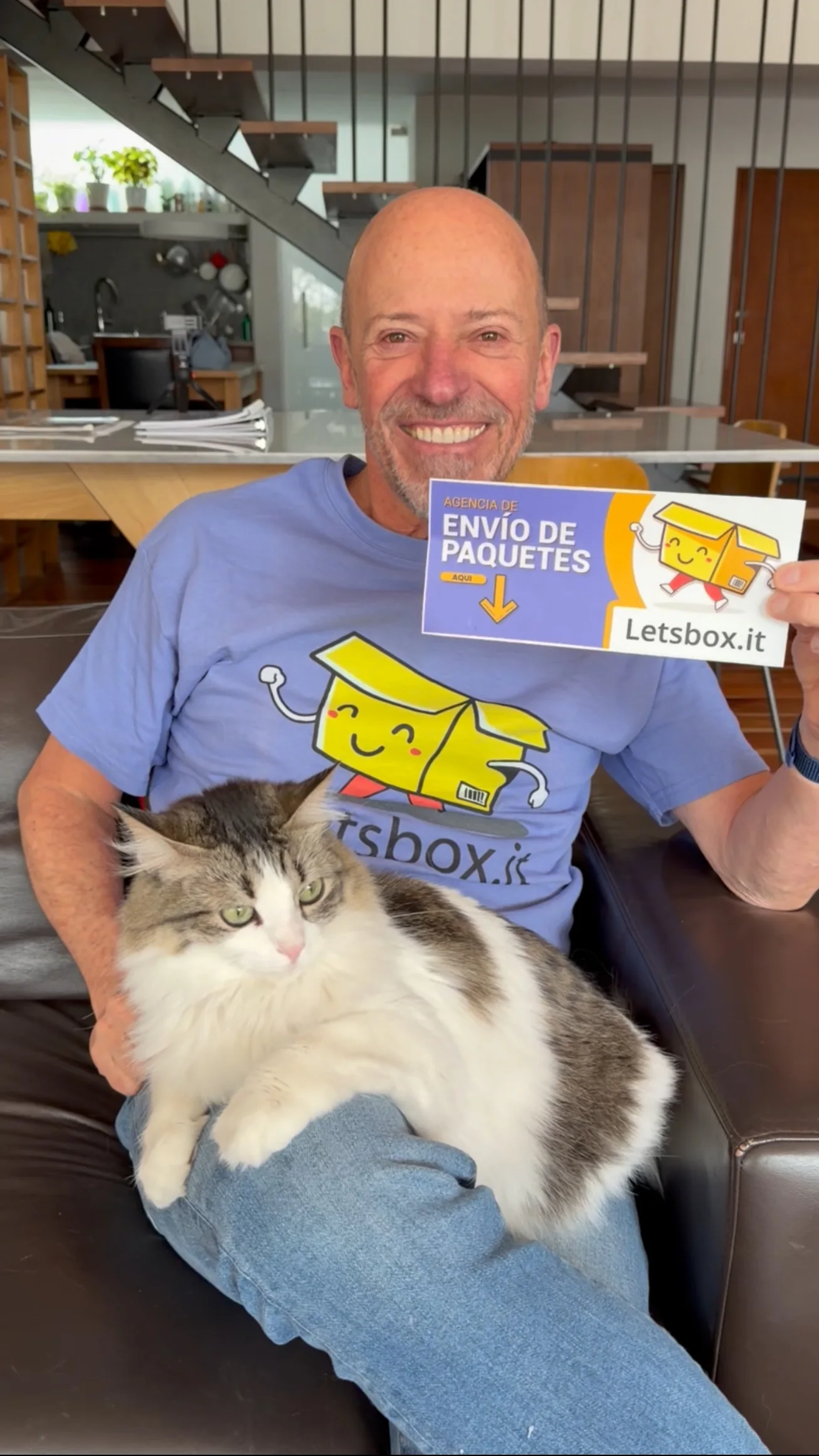 Mujer enviando caja de paquetes